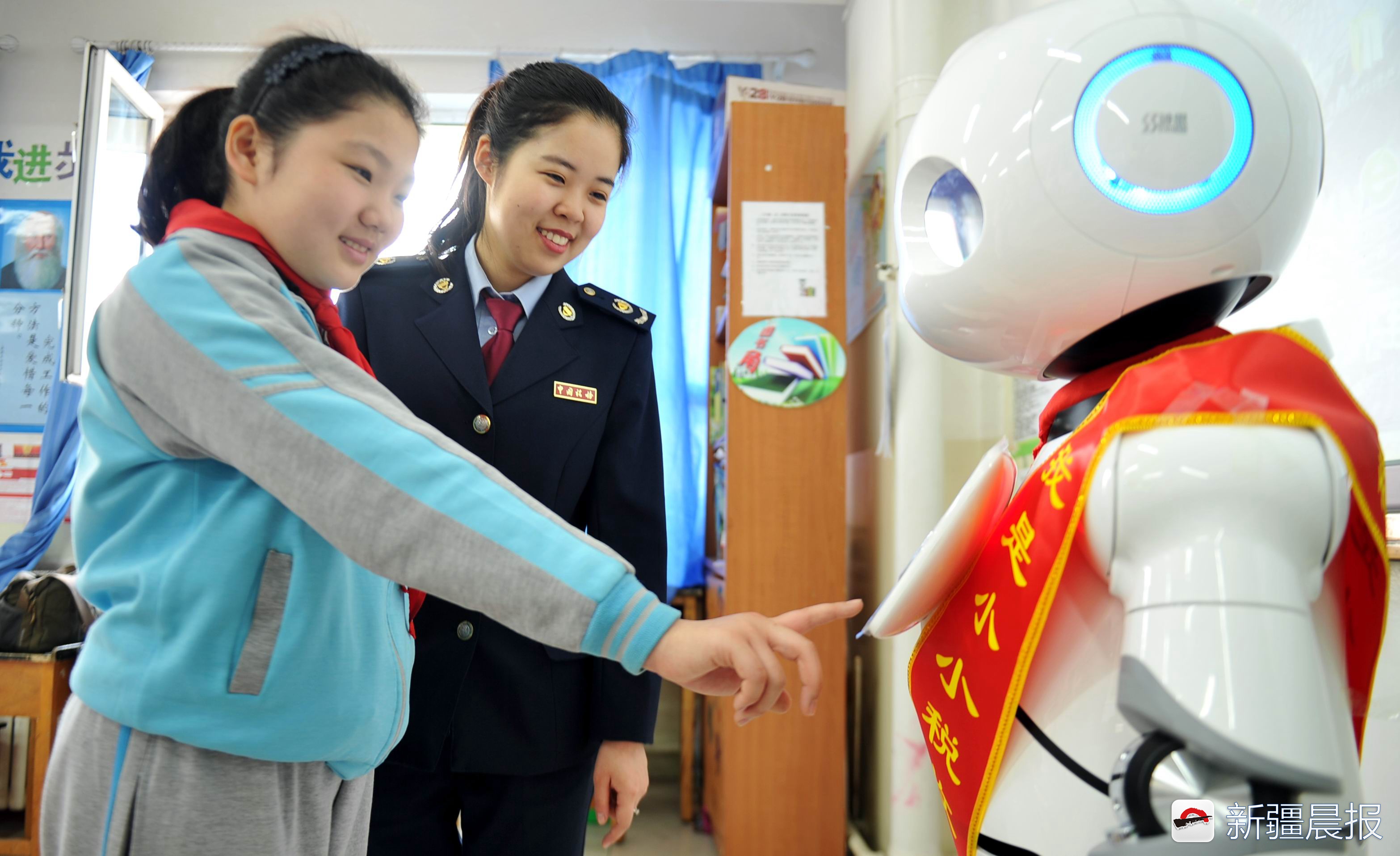 新疆首個稅務(wù)智能機器人進(jìn)校園，“稅”識淵博，還會跳舞